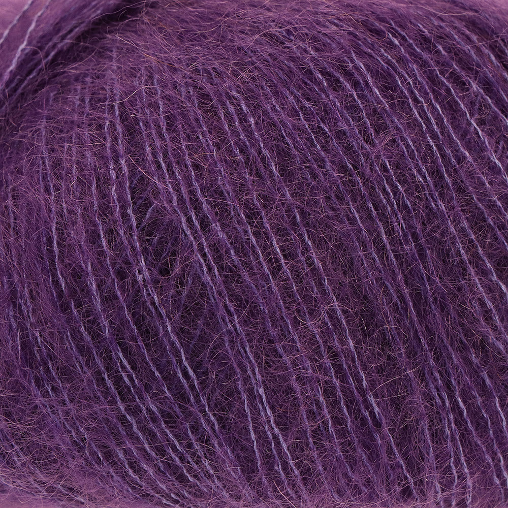 Lana Grossa Silkhair 193 Donkerpaars - detailfoto van de zachte draad en de luchtige pluizige structuur