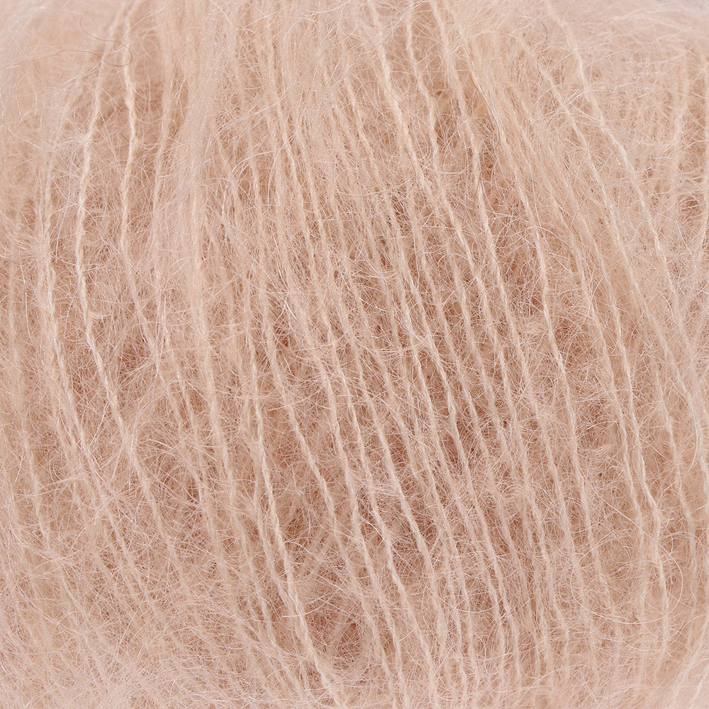 Lana Grossa Silkhair 195 Perzik - detailfoto van de zachte draad en de luchtige pluizige structuur