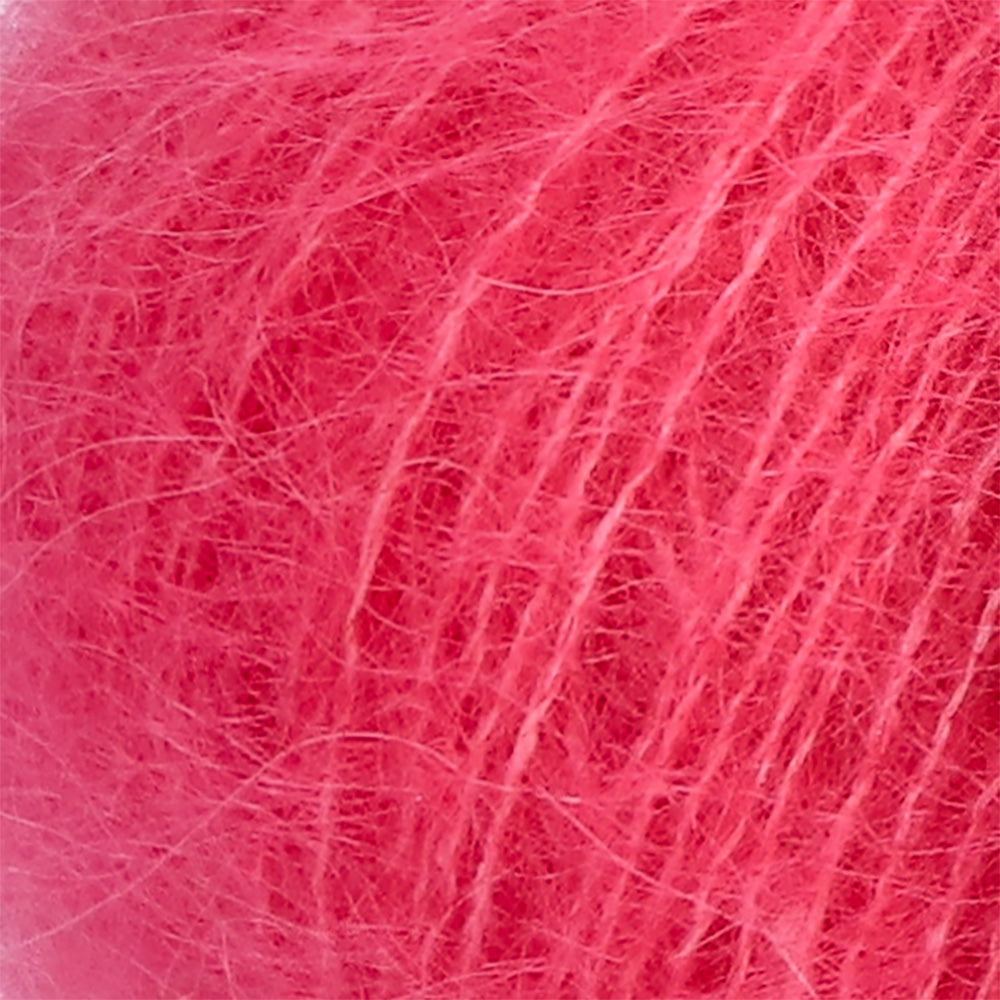 Lana Grossa Silkhair 198 Snoepjes Rood - detailfoto van de zachte draad en de luchtige pluizige structuur