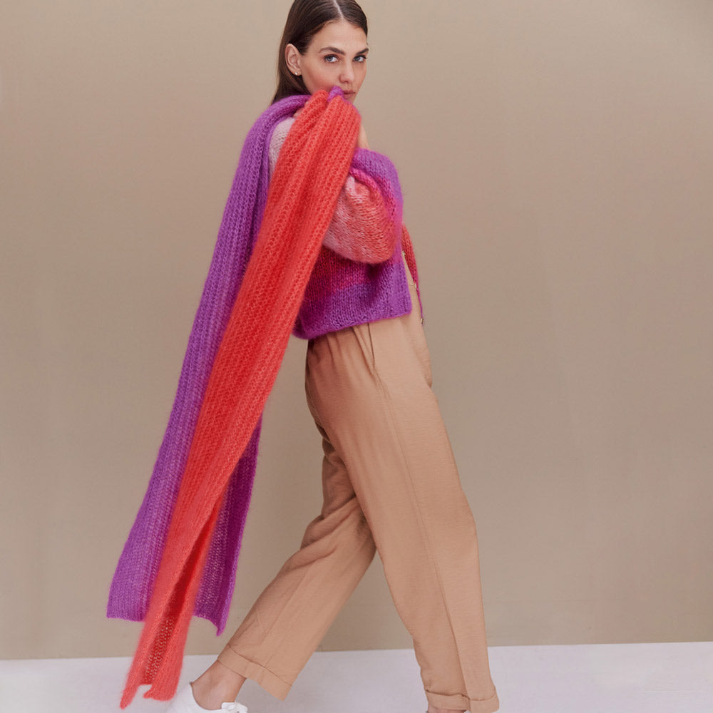 Lana Grossa Silkhair 198 Snoepjes Rood - gebreide trui met een elegante halslijn en luchtige structuur