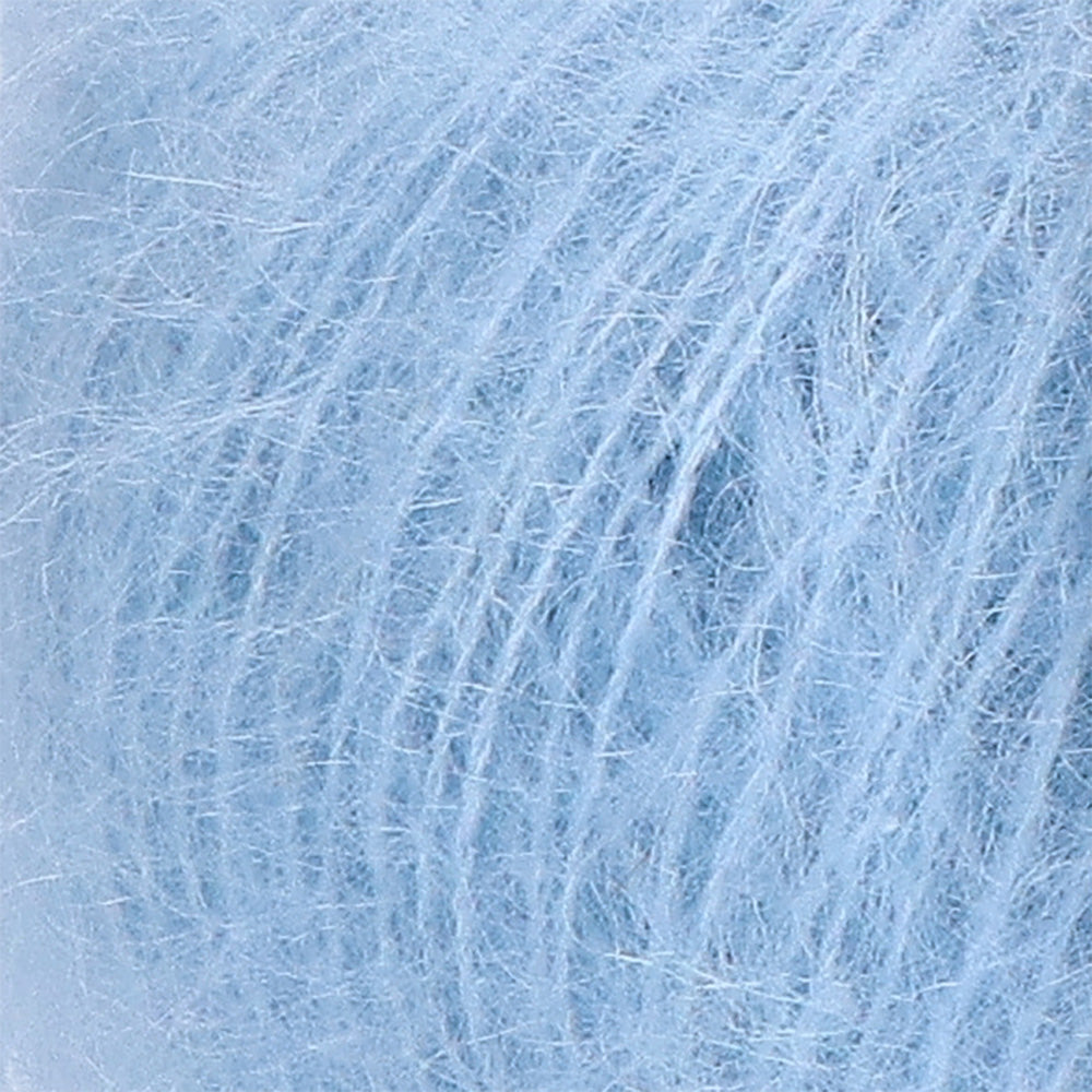 Lana Grossa Silkhair 201 Lichtblauw - detailfoto van de zachte draad en de luchtige pluizige structuur
