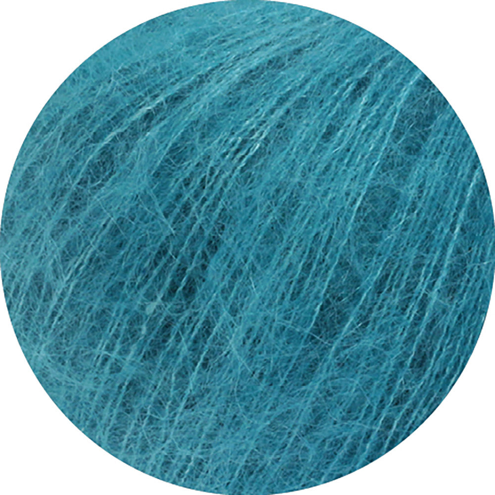 Lana Grossa Silkhair 203 Azure Blauw - sfeerfoto van een elegante damestrui met subtiele zijdeglans