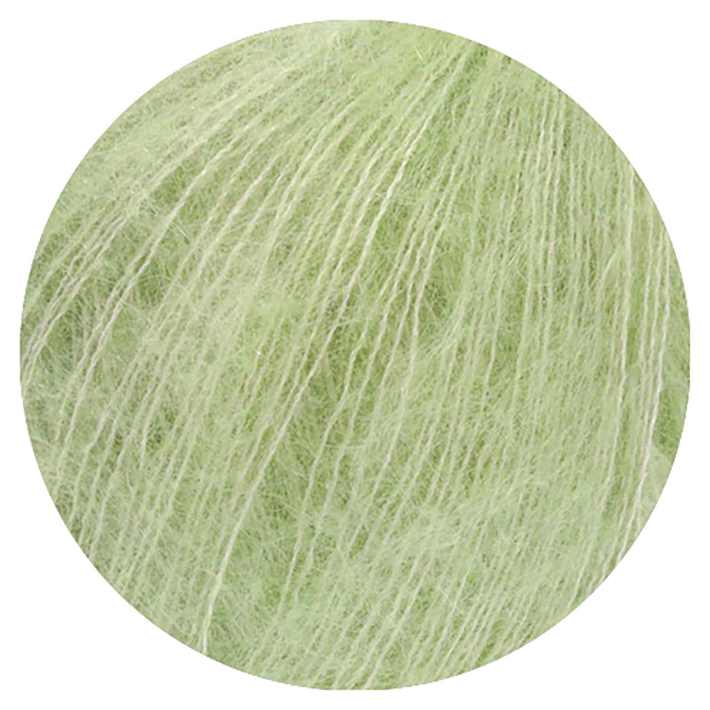 Lana Grossa Silkhair 211 Lichtgroen - damesmodel met een zachte gebreide top in een pluizige mohairlook