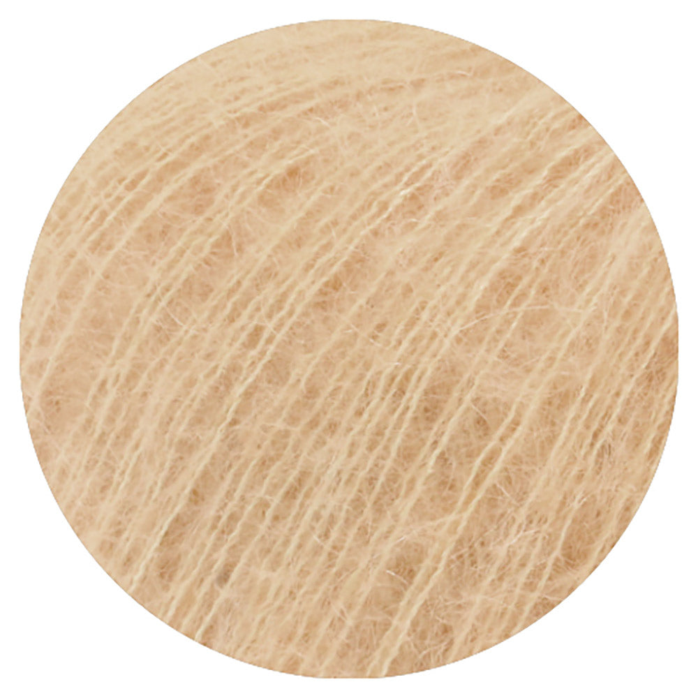 Lana Grossa Silkhair 213 Poederbeige - damesmodel met een zachte gebreide top in een pluizige mohairlook