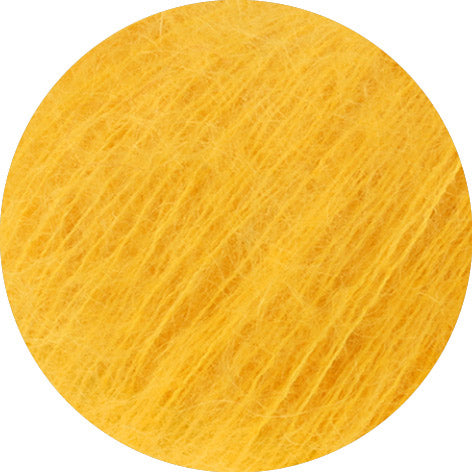 Lana Grossa Silkhair 221 Dooiersgeel - detailfoto van de zachte draad en de luchtige pluizige structuur