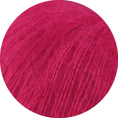 Lana Grossa Silkhair 224 Donkerpink - detailfoto van de zachte draad en de luchtige pluizige structuur