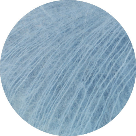 Lana Grossa Silkhair 226 Lichtblauw - detailfoto van de zachte draad en de luchtige pluizige structuur