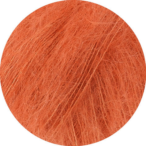 Lana Grossa Silkhair 228 Zalmoranje - detailfoto van de zachte draad en de luchtige pluizige structuur