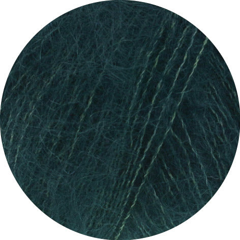 Lana Grossa Silkhair 231 Zwartgroen - detailfoto van de zachte draad en de luchtige pluizige structuur