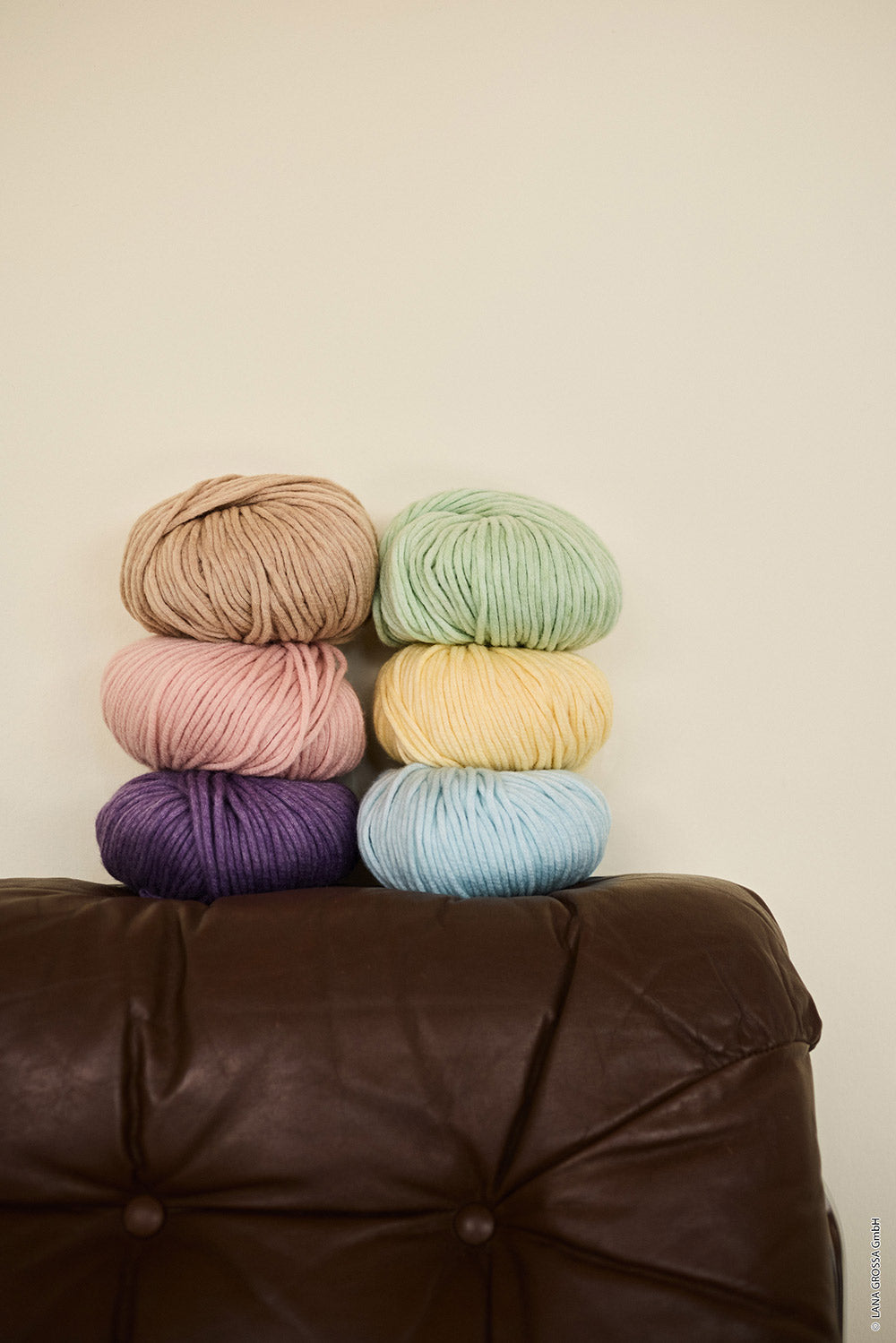 Lana Grossa Winter Softness 0011 Roestrood - stilleven met Lana Grossa Winter Softness en een gebreid project - Lana Grossa Winter Softness 028 Taupe