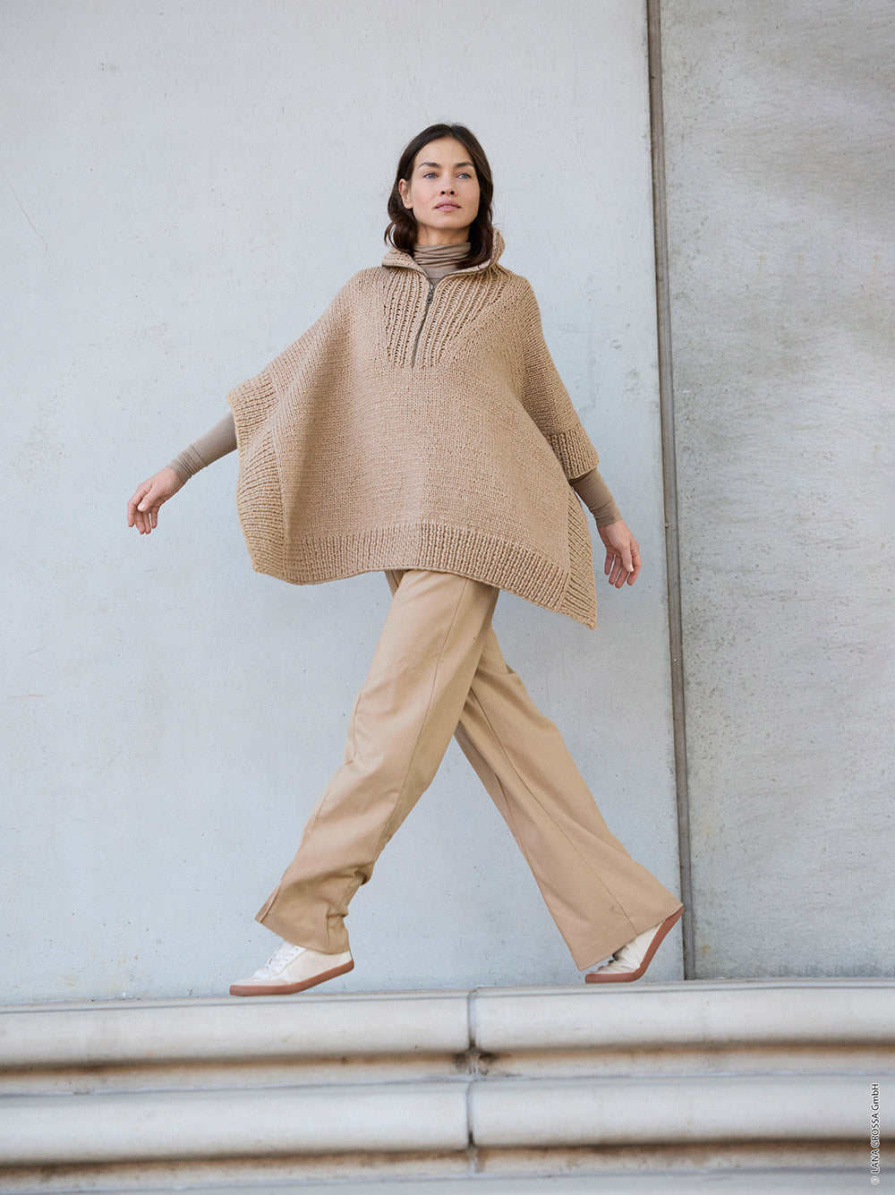 Lana Grossa Winter Softness 0011 Roestrood - sfeerfoto met een gebreid kledingstuk van Lana Grossa Winter Softness - Lana Grossa Winter Softness 028 Taupe