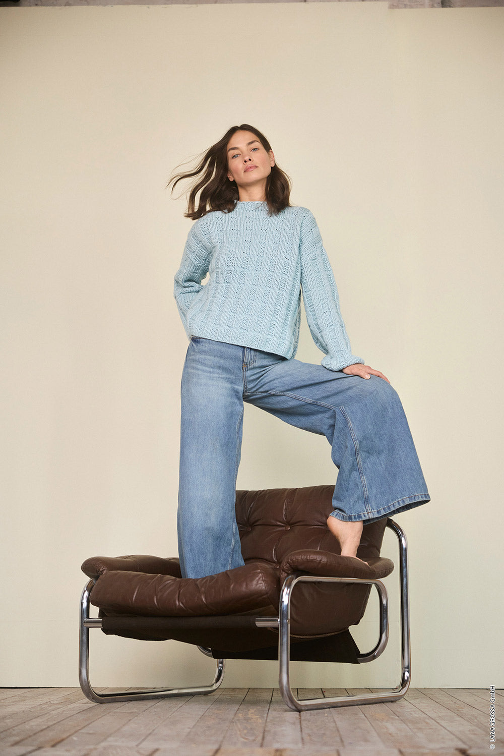 Lana Grossa Winter Softness 0011 Roestrood - sfeerbeeld met een comfortabele trui van Lana Grossa Winter Softness - Lana Grossa Winter Softness 028 Taupe
