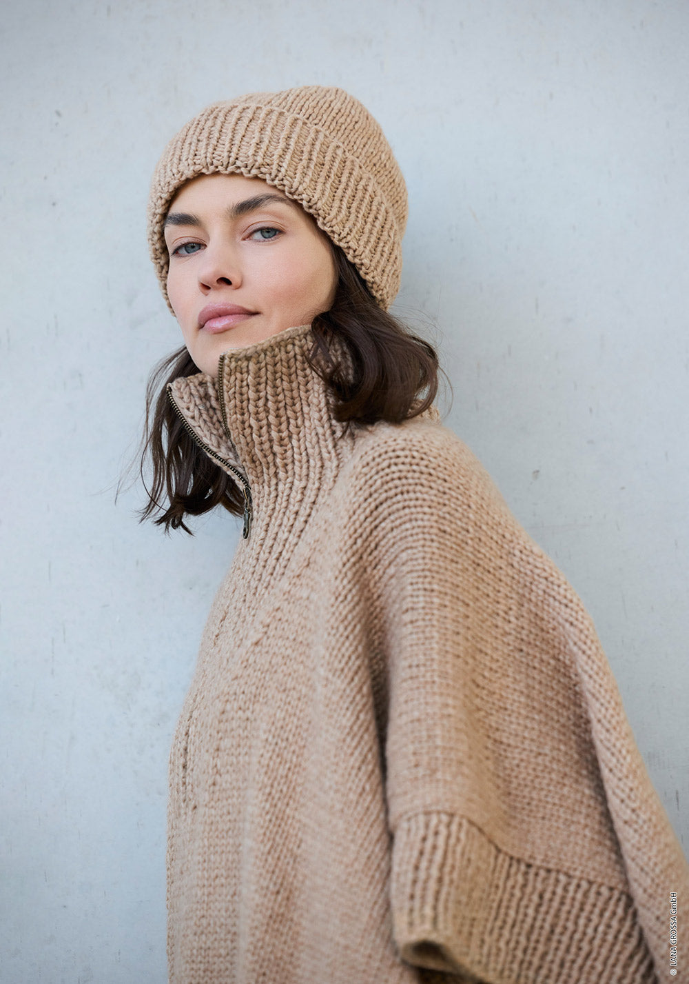 Lana Grossa Winter Softness 0011 Roestrood - model met een warm handgemaakt ontwerp van Lana Grossa Winter Softness - Lana Grossa Winter Softness 028 Taupe
