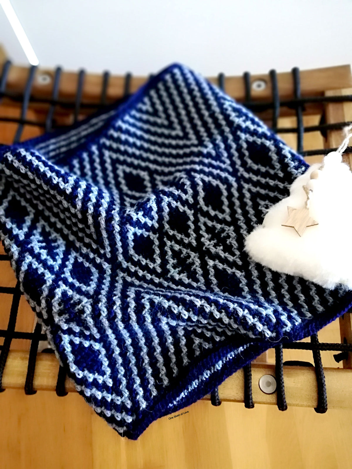 Rav — gemaakt met Little Diamonds Cowl - One Skein of Love Garen- en Haakpakket