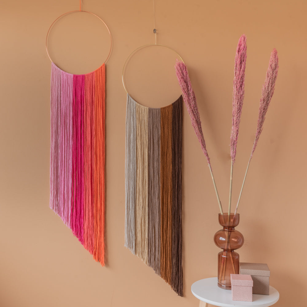 Degrade wall hanging — gemaakt met Macramé Patroon Yarn and Colors Degradé Wall Hanging 2.0