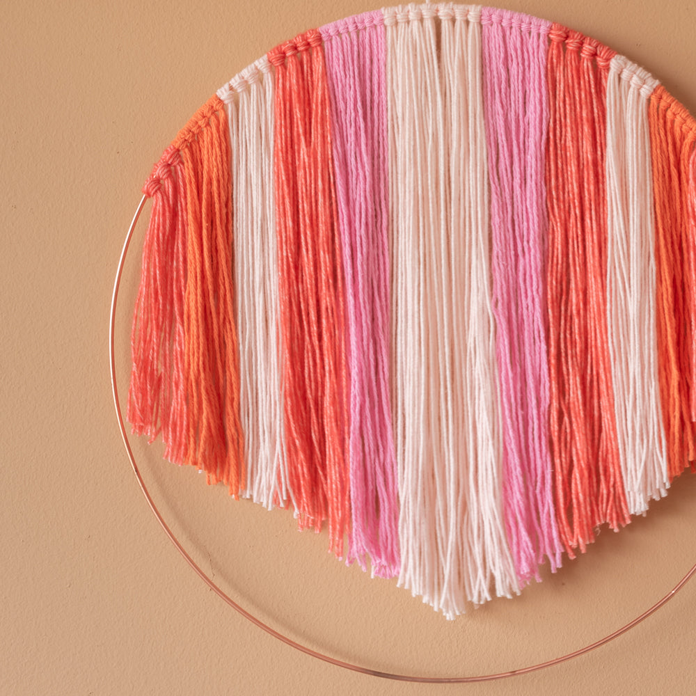 Rainbow in hoop wall hanging — gemaakt met Macramé Patroon Yarn and Colors Rainbow in a Hoop Wall Hanging (2)