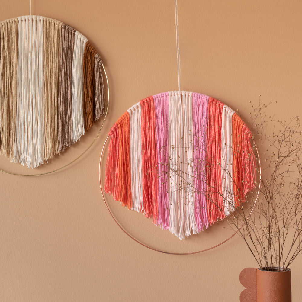 Rainbow in hoop wall hanging — gemaakt met Macramé Patroon Yarn and Colors Rainbow in a Hoop Wall Hanging