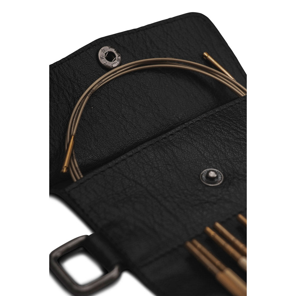 Qb black — gemaakt met MUUD Carita D - Black Handgemaakt leren etui (4)