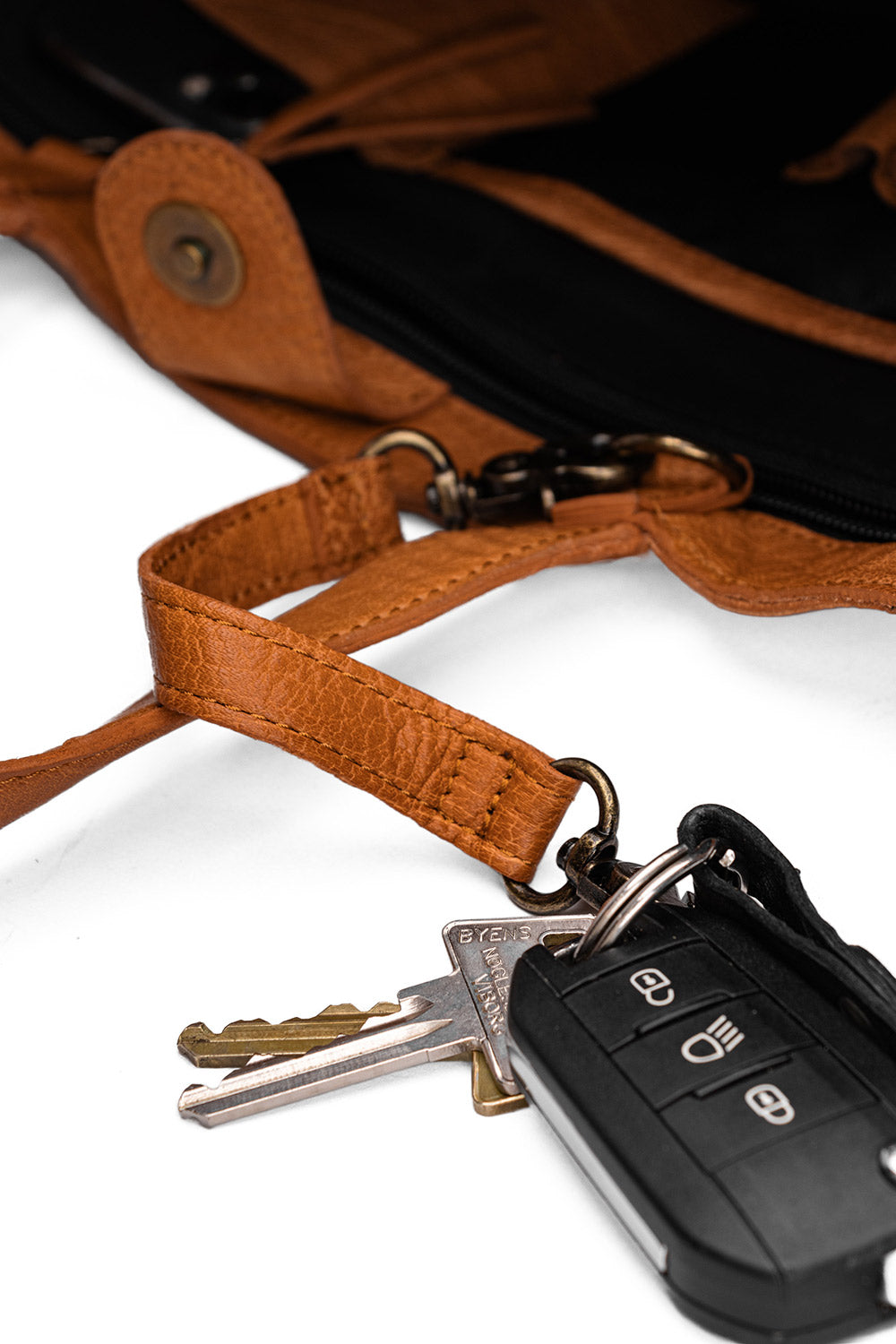 Hibawhiskydetail — gemaakt met MUUD Hiba Whisky - Handgemaakt leren shopper met opbergvakken 27x29cm