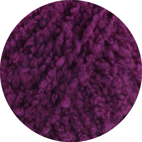 Detail van de zachte boucléstructuur van Lana Grossa Orsettini 002 Roodviolet