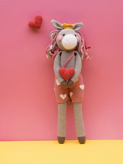 Paardje polly — gemaakt met Polly het Hartjespaard Haakpakket - Mrs Milly