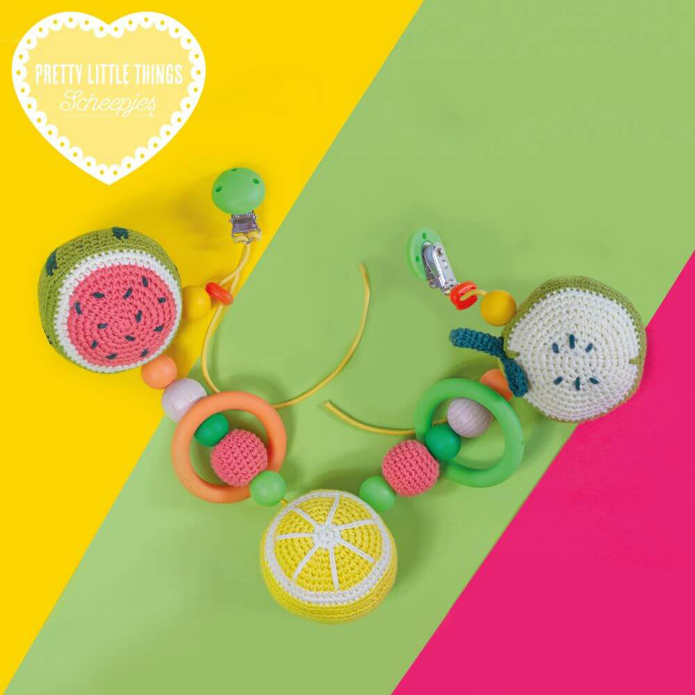 Tuttifruttipramgarland — gemaakt met Scheepjes Klein Maar Fijn Nr.04 Baby