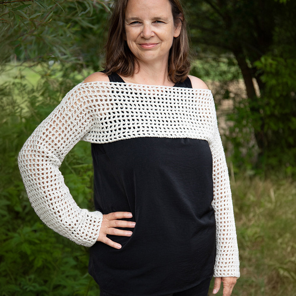 Beige top — gemaakt met Sleeve Top Haakpakket – Finishing Stitches