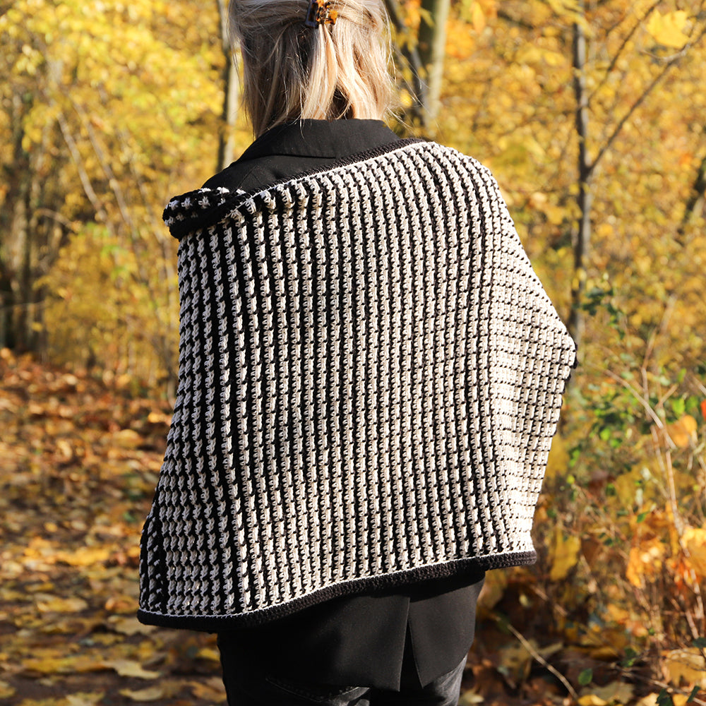 Poncho — gemaakt met Stola Moonlight Shadow Haakpakket