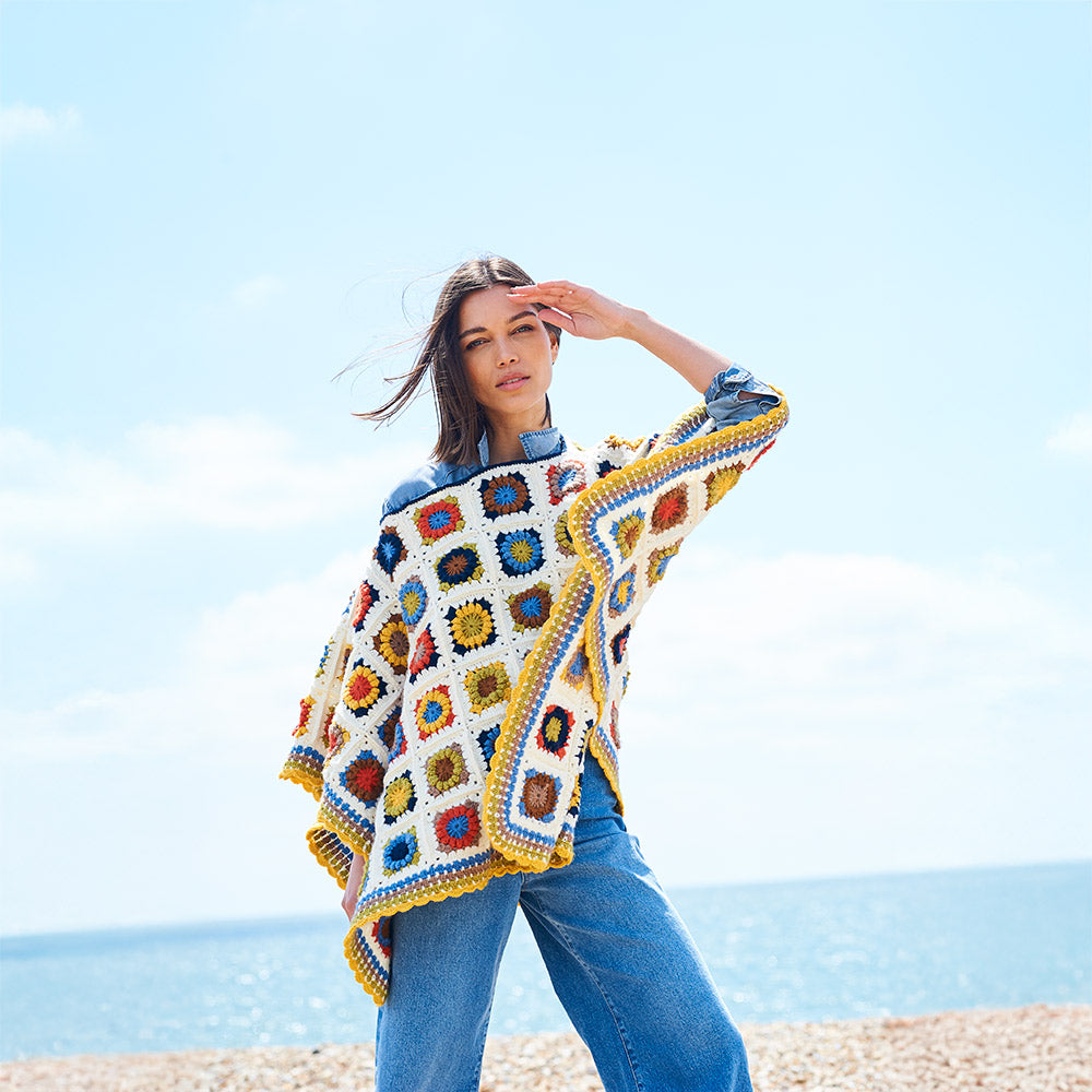 Niamh poncho hires — gemaakt met Stylecraft MAL Niamh Poncho in DK Haakpakket