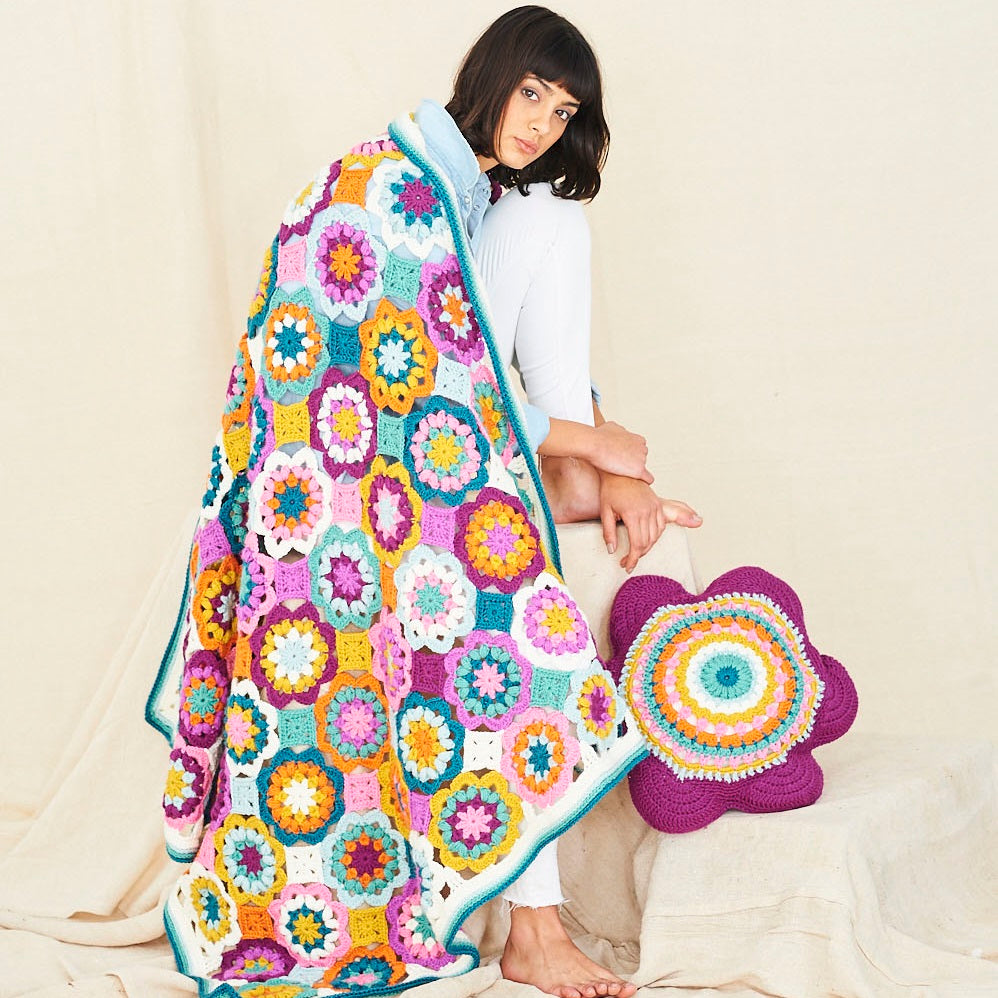 Zoom — gemaakt met Stylecraft Special Aran No. 10206 Highlander Playful Posy Blanket + Cushion (Digital)