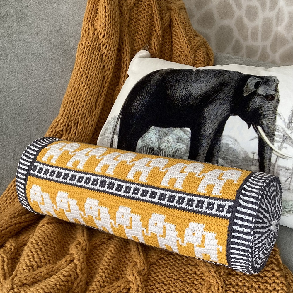 Wandering Elephants Pillow Haakpakket (2)