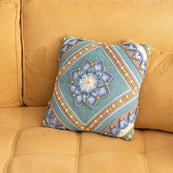 Haakpatroon flowerful kussen — gemaakt met Yarn and Colors Binnenkussen Rond