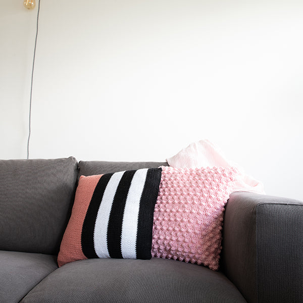 Yarn and Colors Black, White and Bright Comfy Cushion Breipakket (2)