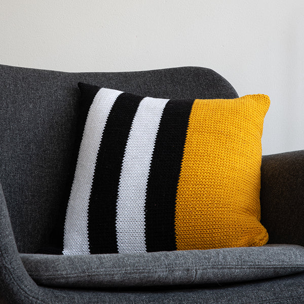 Yarn and Colors Black, White and Bright Comfy Cushion Breipakket (3)
