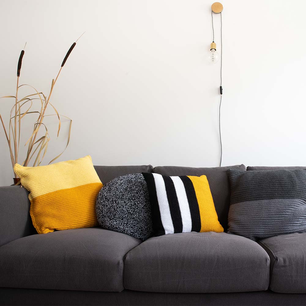 Yarn and Colors Black, White and Bright Comfy Cushion Breipakket (6)