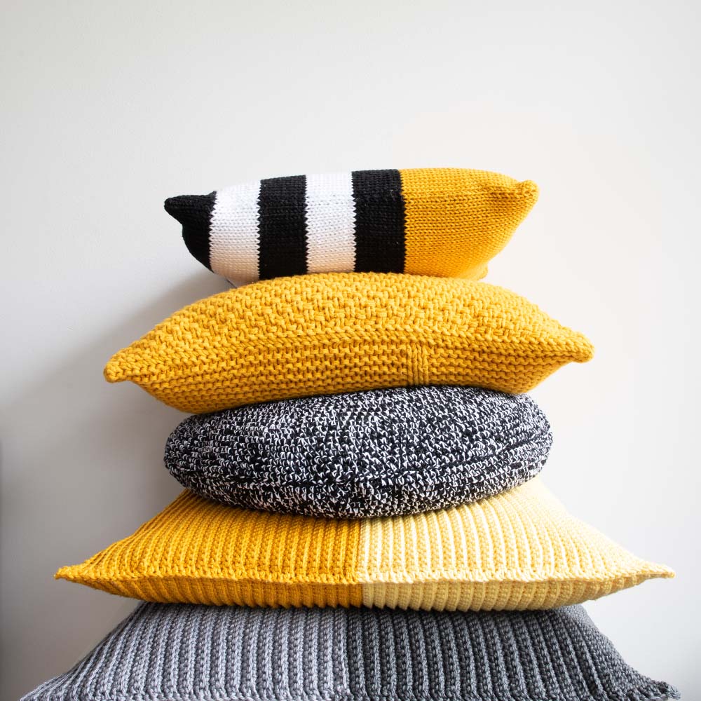 Yarn and Colors Black, White and Bright Comfy Cushion Breipakket (7)