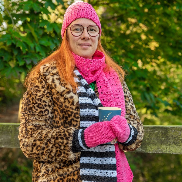 Black white and bright hat mittens scarf — gemaakt met Yarn and Colors Black White and Bright Hat Haakpakket