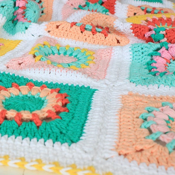 Blossom blanket — gemaakt met Yarn and Colors Blossom Blanket Booklet (3)