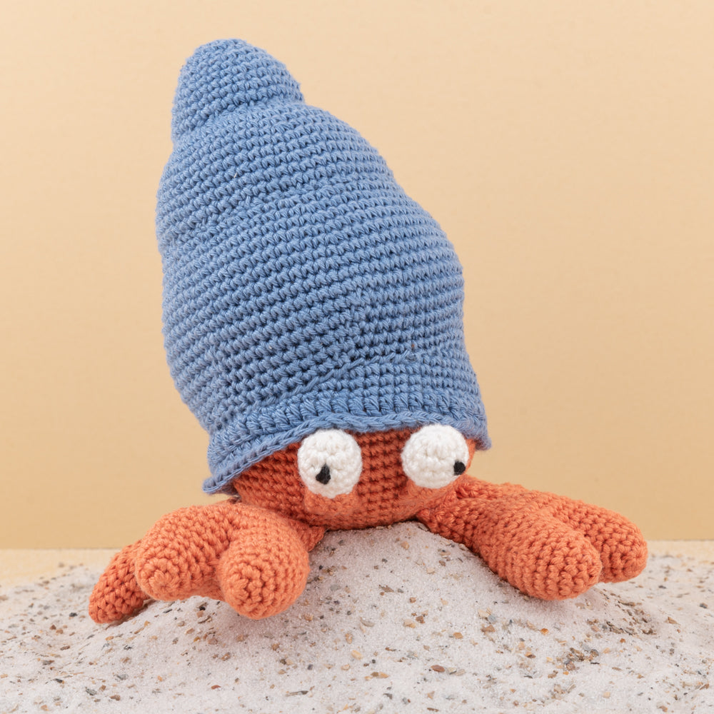 Brendan the hermit crab — gemaakt met Yarn and Colors Brendan the Hermit Crab Haakpakket