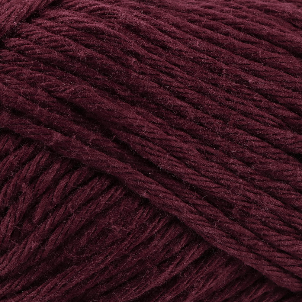 Yarn and Colors Epic 132 Bordeaux - detail van het garen