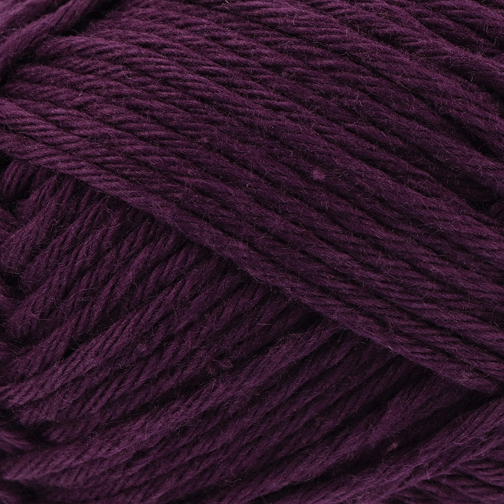 Yarn and Colors Epic 134 Eggplant - detail van het garen