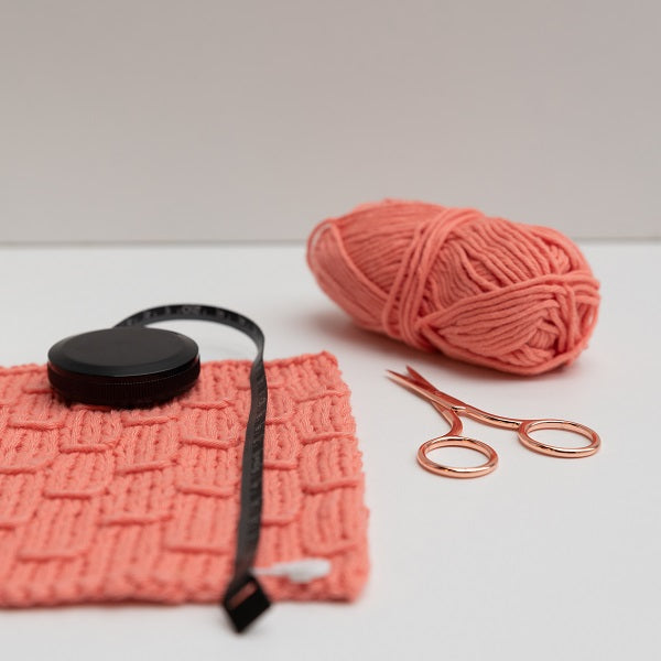 Yarn and Colors Essentiele Schaar Black - detailfoto van de schaar
