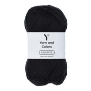 Yarn and Colors Favorite 100 Black - bol garen in deze kleur