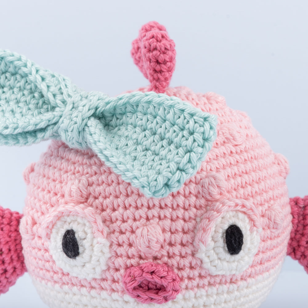 Freckles the puffer fish — gemaakt met Yarn and Colors Freckles the Puffer Fish Haakpatroon (4)