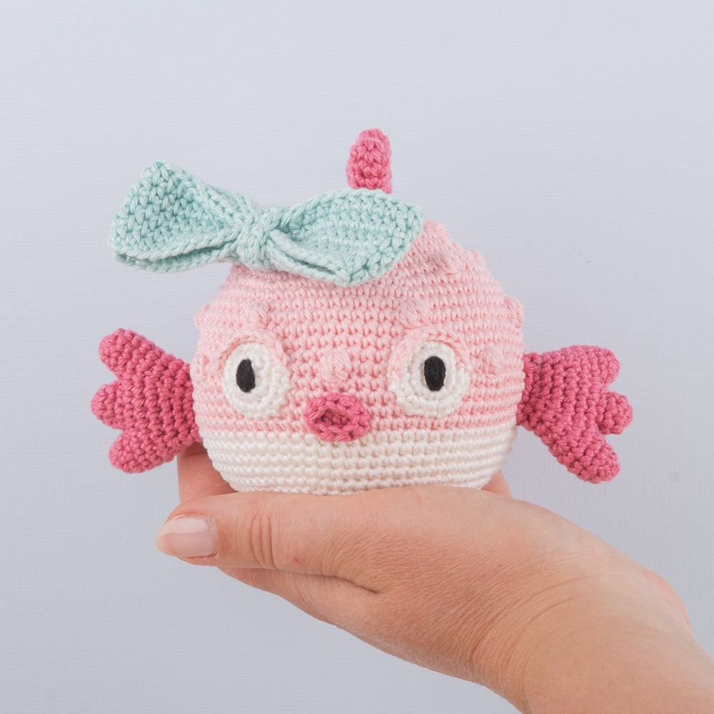 Freckles the puffer fish — gemaakt met Yarn and Colors Freckles the Puffer Fish Haakpatroon