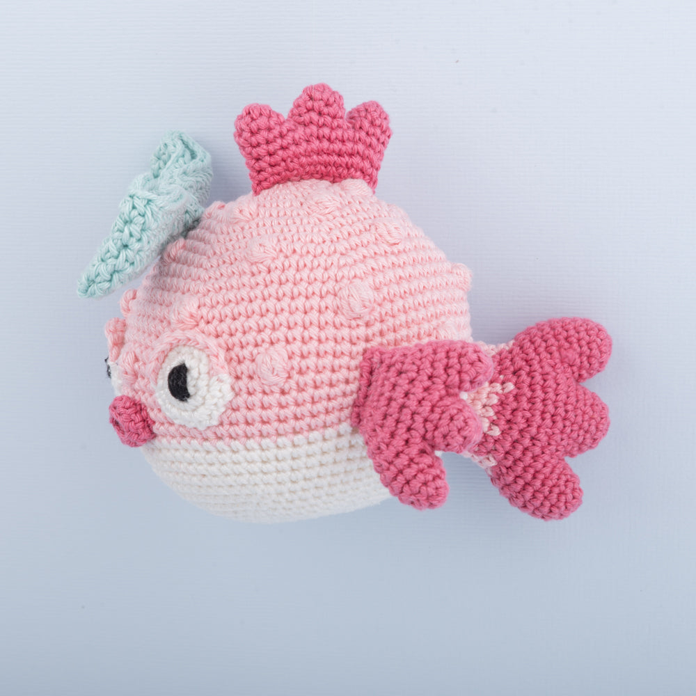 Freckles the puffer fish — gemaakt met Yarn and Colors Freckles the Puffer Fish Haakpatroon (3)