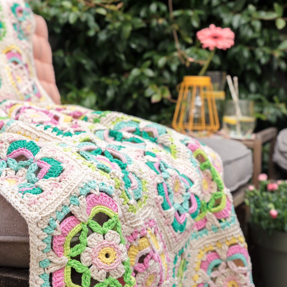 Garden party blanket — gemaakt met Yarn and Colors Garden Party Blanket Haakpakket (2)