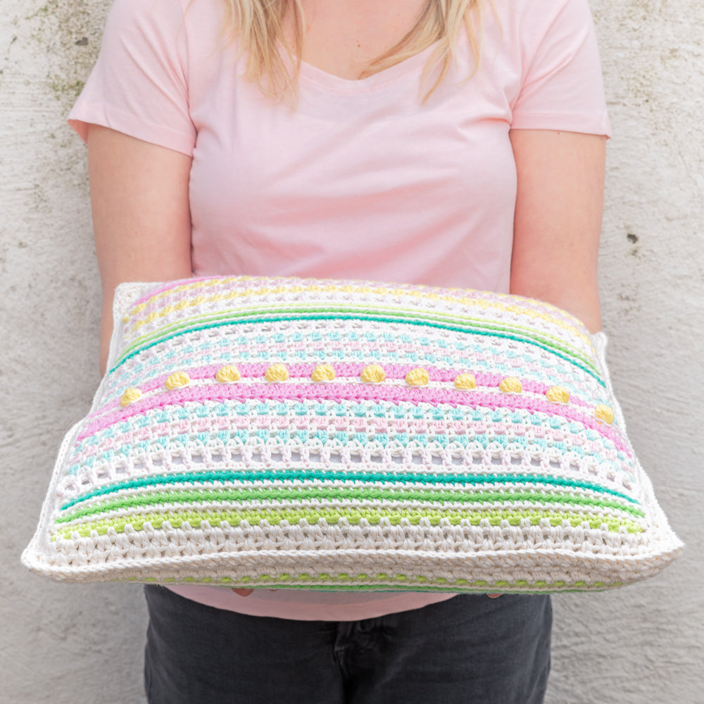Garden party cushion — gemaakt met Yarn and Colors Garden Party Cushion Haakpakket