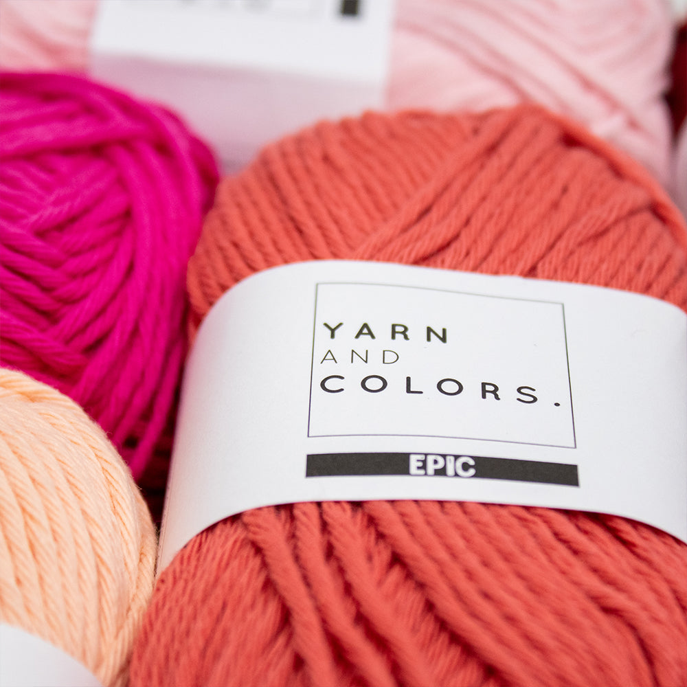 Sfeerbeeld met Yarn and Colors Garden Party Cushion Haakpakket