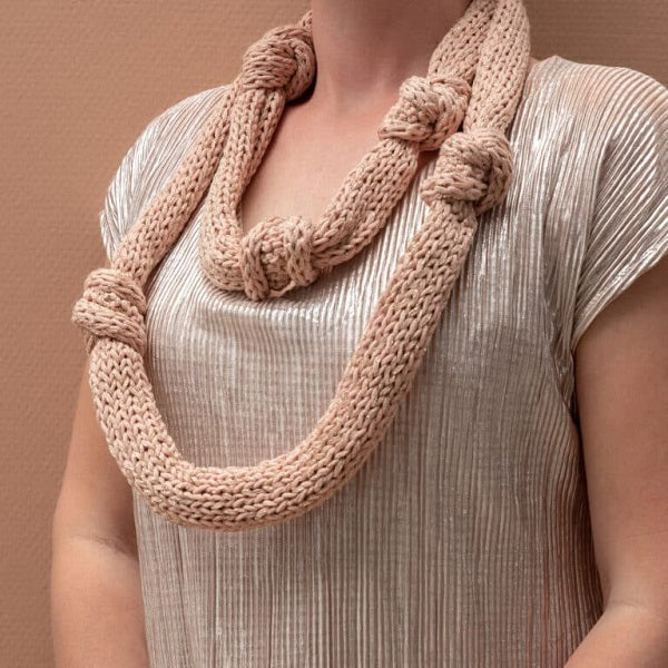 Knot scarf ros — gemaakt met Yarn and Colors Knot a Scarf Breipakket
